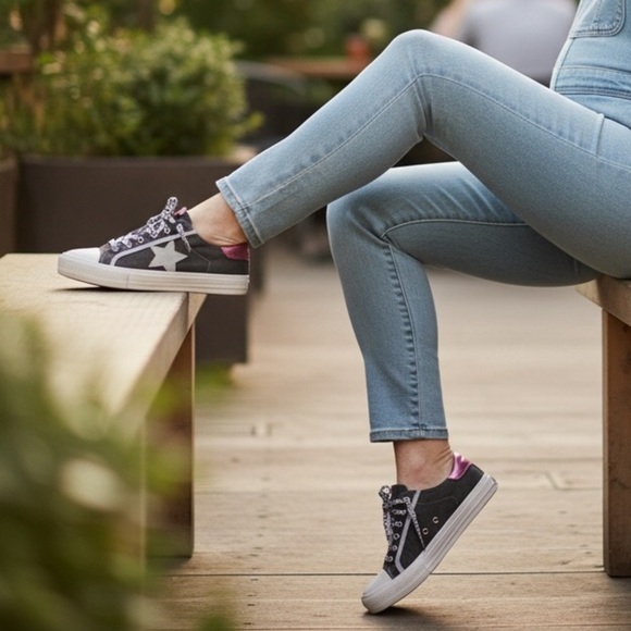 Vintage Havana Shoes - Vintage Havana Women’s Dark Gray and Pink Sneakers Size-8 EUC